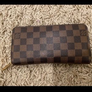 Louis Vuitton zippy wallet in damier ebene